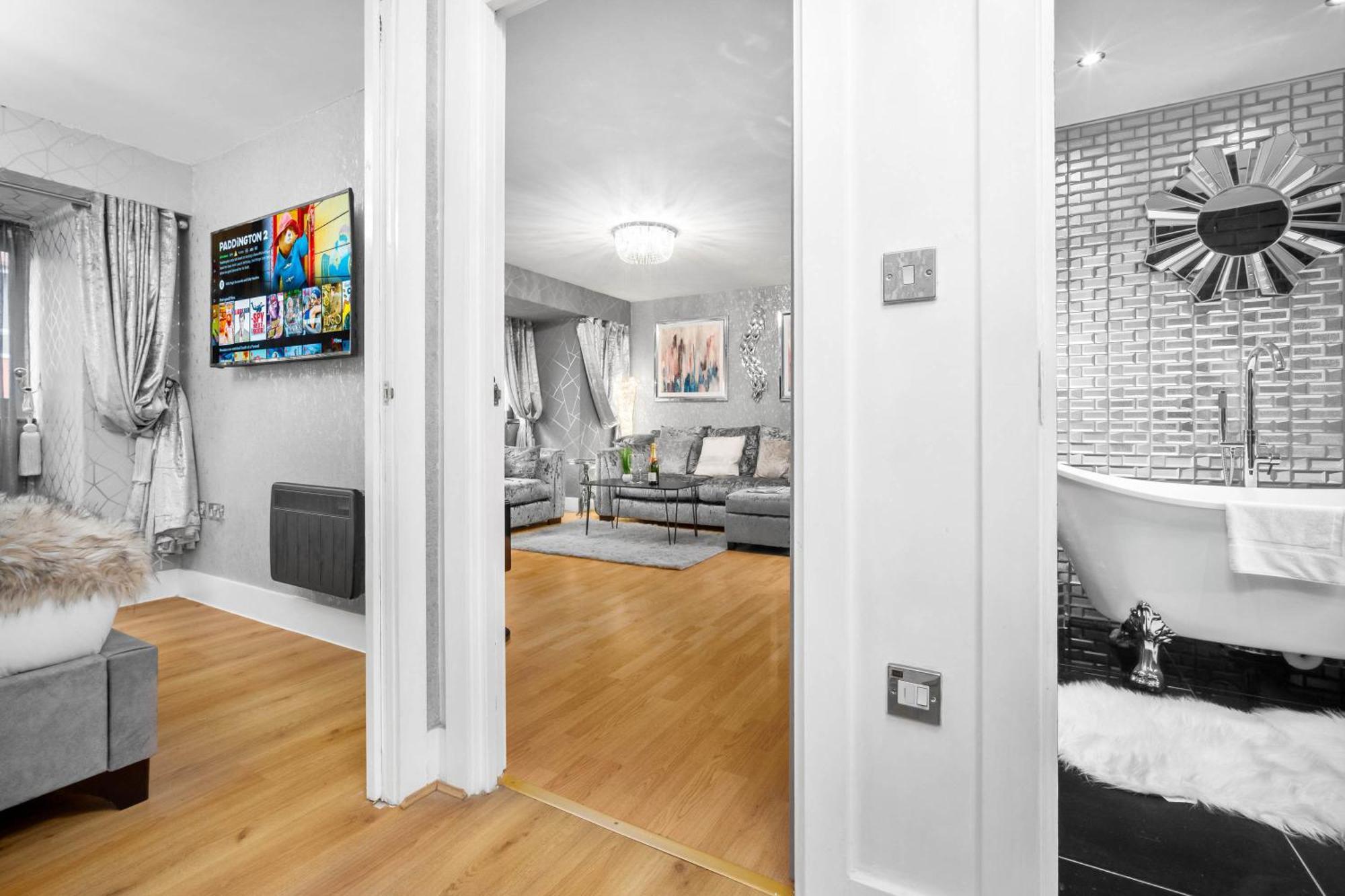 Luxury 1 Bed Flat With Parking 11K - Top Rated - Netflix - Wifi - 70 Inch Smart Tv - Birmingham City Centre - Tv In Bedroom - Top Rated Zewnętrze zdjęcie